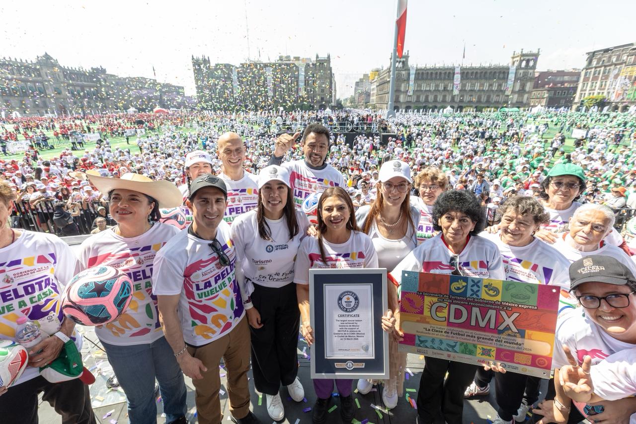 Mundial Social 2026: Clase de futbol más grande del mundo en el Zócalo rompe Récord Guinness