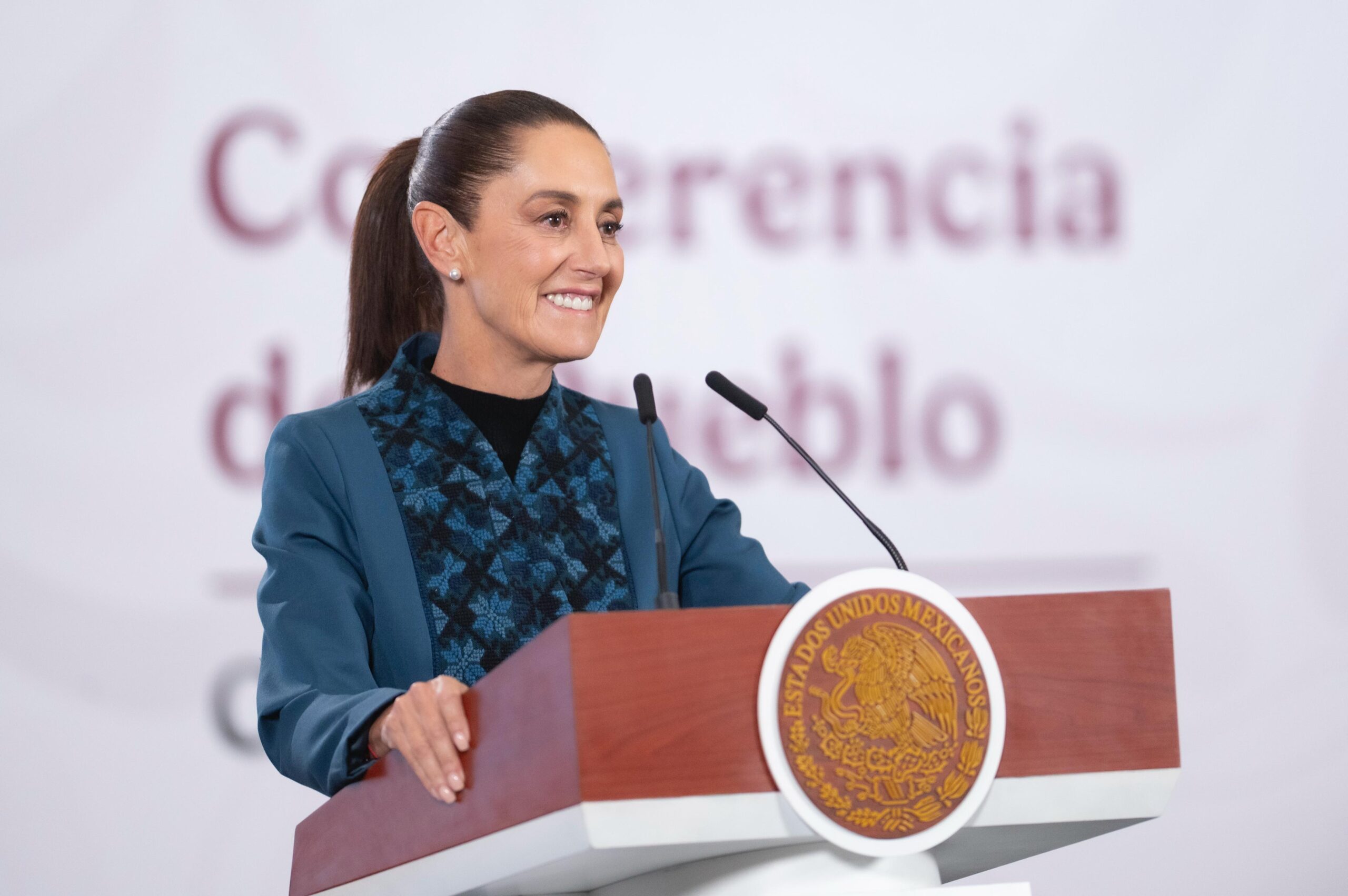 Presidenta Claudia Sheinbaum obsequia a estudiantes boletos para el México vs Portugal