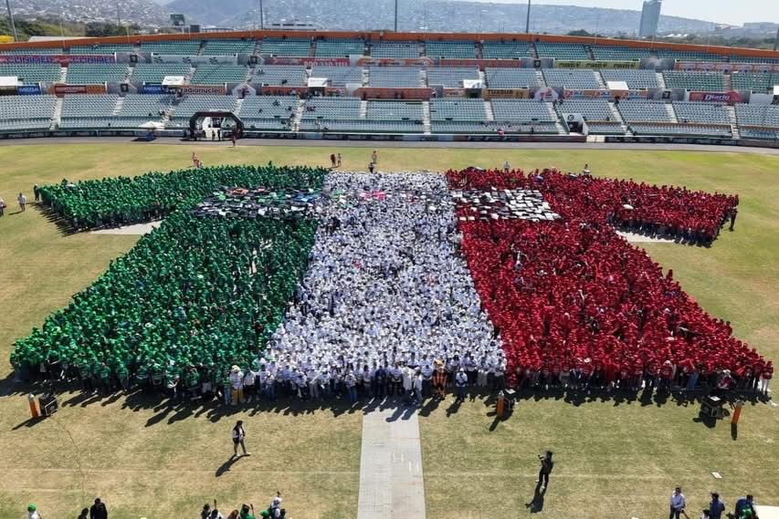 México se anota un Récord Guinness con la Imagen humana de la camiseta de futbol más grande del mundo